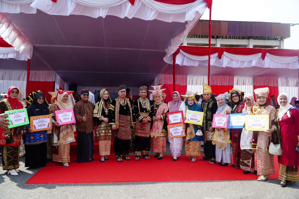 Wako Hendri poto bareng pemenang lomba HUT RI ke.81.